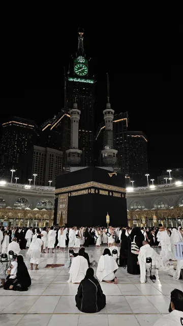 Quran video background: The Kaaba at night